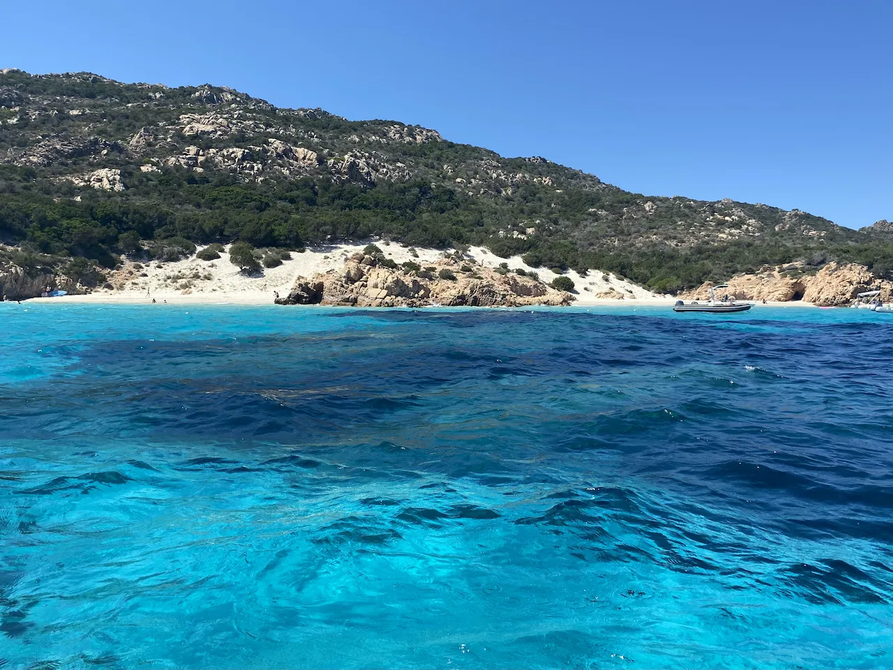 Giornata in gommone in esclusiva a La Maddalena da Palau