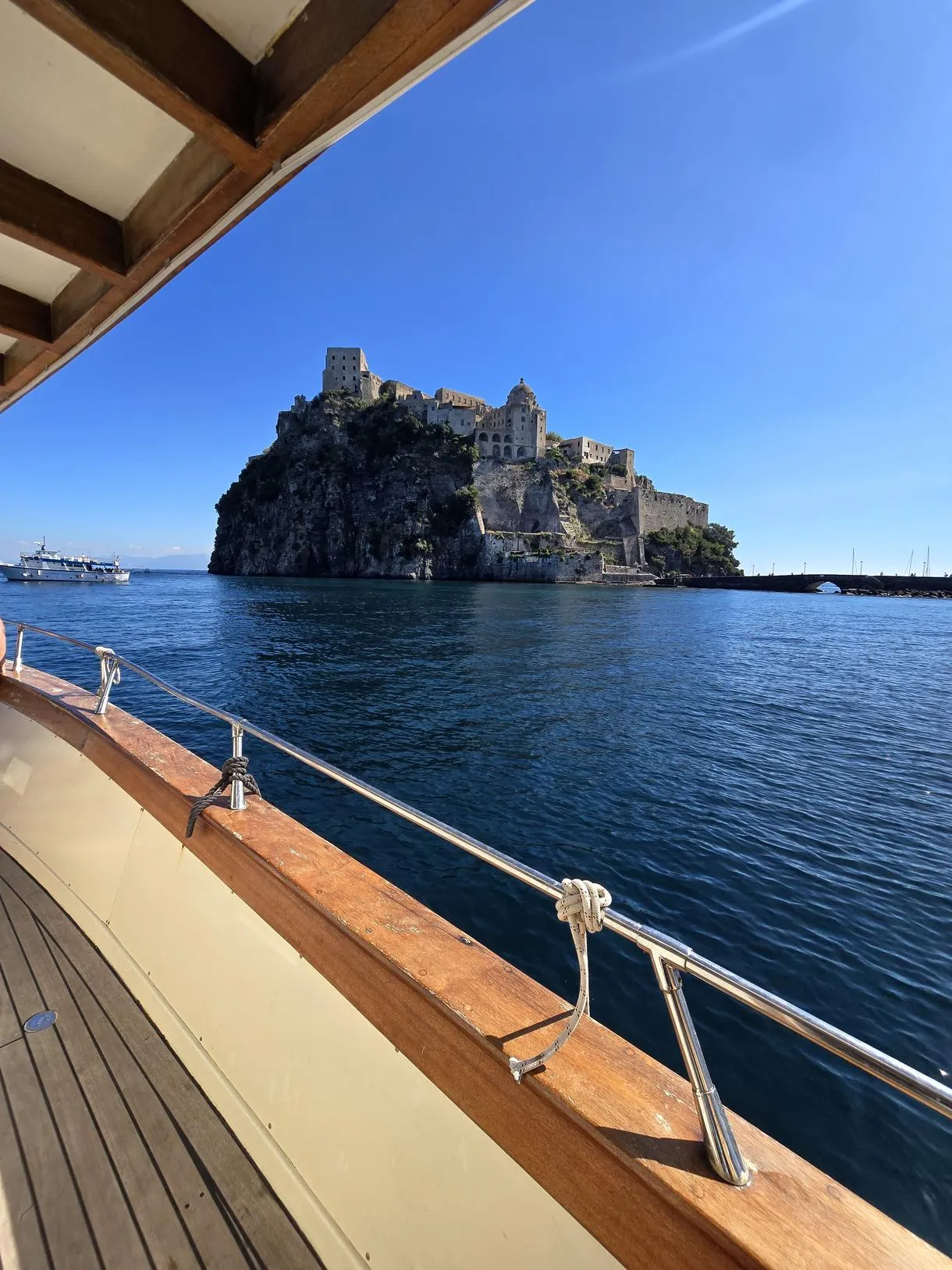 Tour in barca dell'Isola d'Ischia con pranzo a bordo da Forio