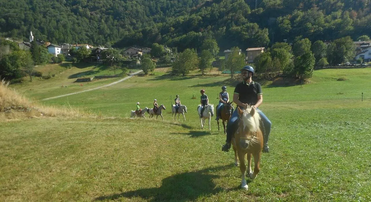 Passeggiata a cavallo al Castello di Ussel in Valle d'Aosta