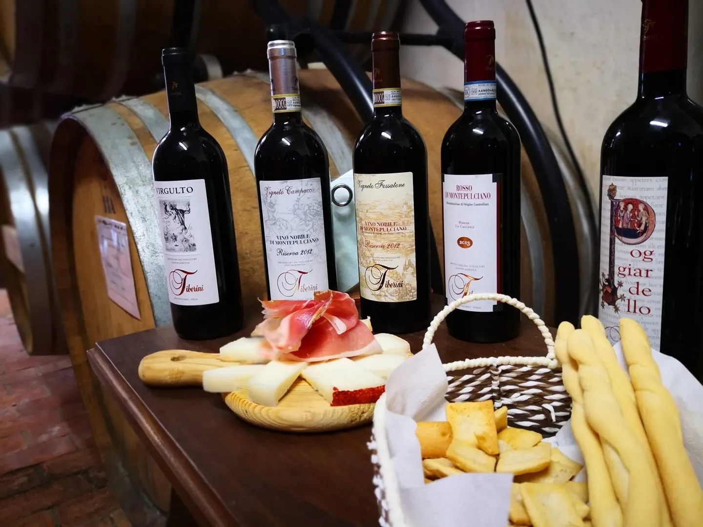 Degustazione di vino e di prodotti tipici a Montepulciano