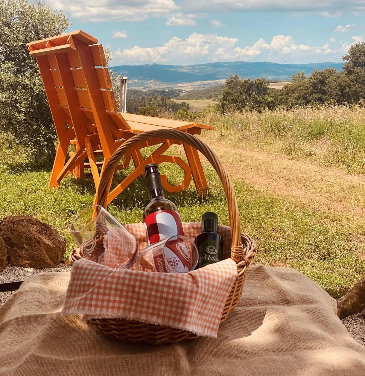 Picnic con prodotti locali tra le colline della Maremma a Saturnia
