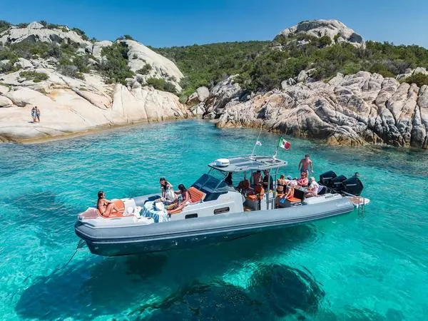 Giornata in gommone di gruppo a Tavolara da Olbia