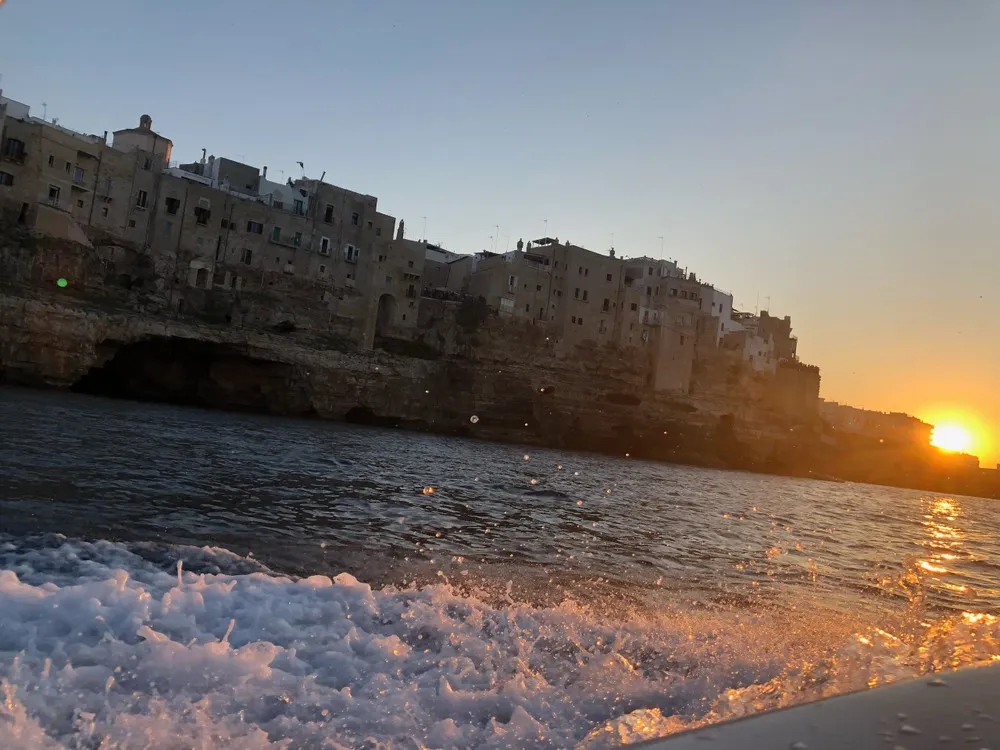 Escursione in barca privata al tramonto con aperitivo a Polignano