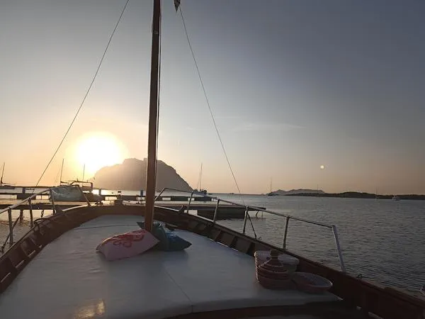 Aperitivo in barca al tramonto a Tavolara da Porto San Paolo