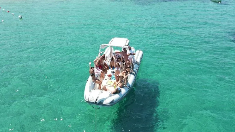 Mezza giornata in gommone alle isole di Tavolara e Molara da San Teodoro