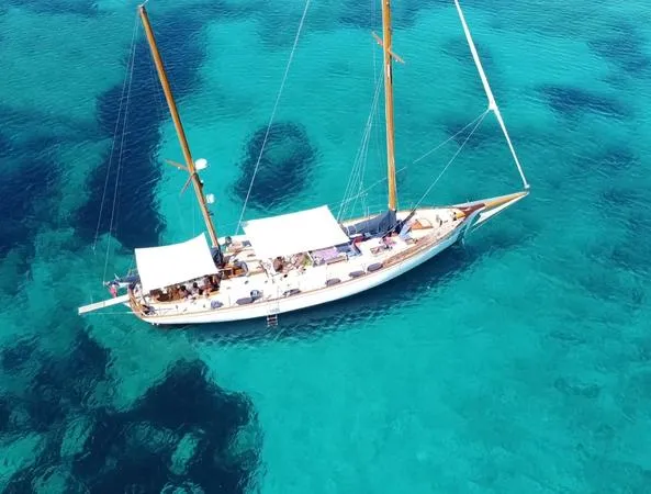 Escursione in barca a vela giornaliera alla Maddalena