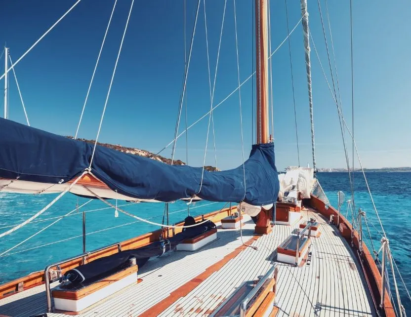 Escursione in barca a vela giornaliera alla Maddalena