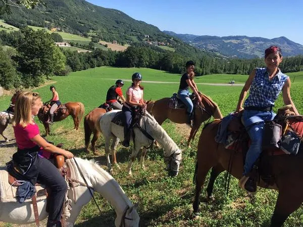 Passeggiata a cavallo con pranzo in agriturismo sotto il Cimone