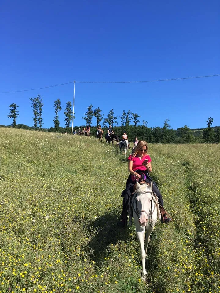 Passeggiata a cavallo con pranzo in agriturismo sotto il Cimone