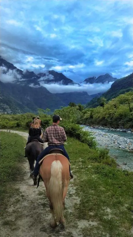 Passeggiata a cavallo in riva al fiume in Valchiavenna