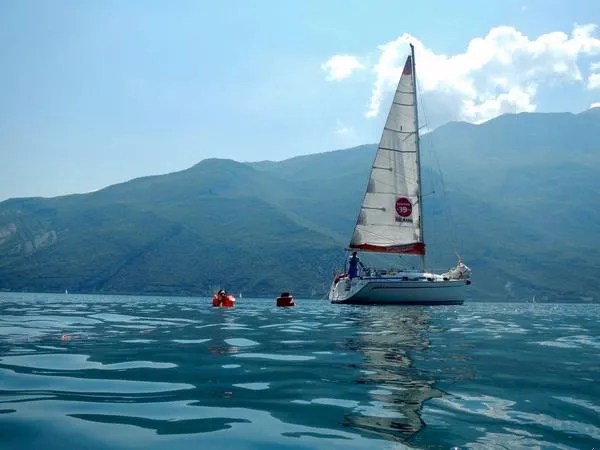 Giro privato in barca a vela sul Lago di Garda da Riva