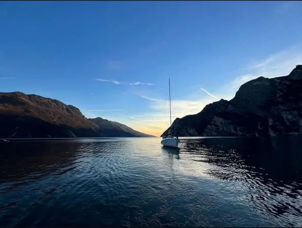 Aperitivo in barca a vela privata al tramonto a Riva del Garda