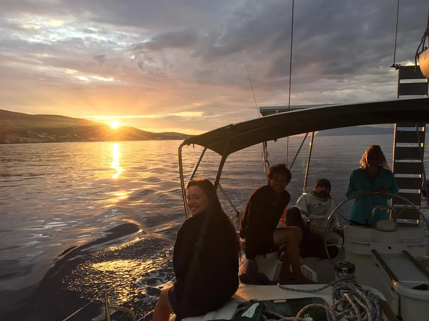 Aperitivo in barca a vela privata al tramonto a Riva del Garda