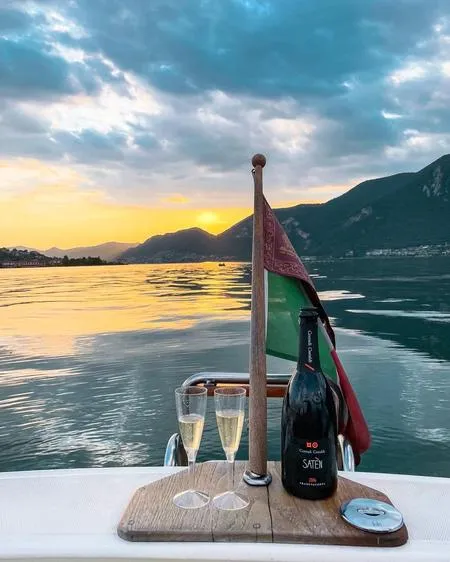 Aperitivo in barca al tramonto sul Lago d'Iseo