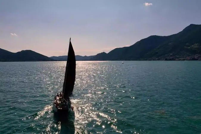 Aperitivo al tramonto in barca a vela sul Lago d'Iseo