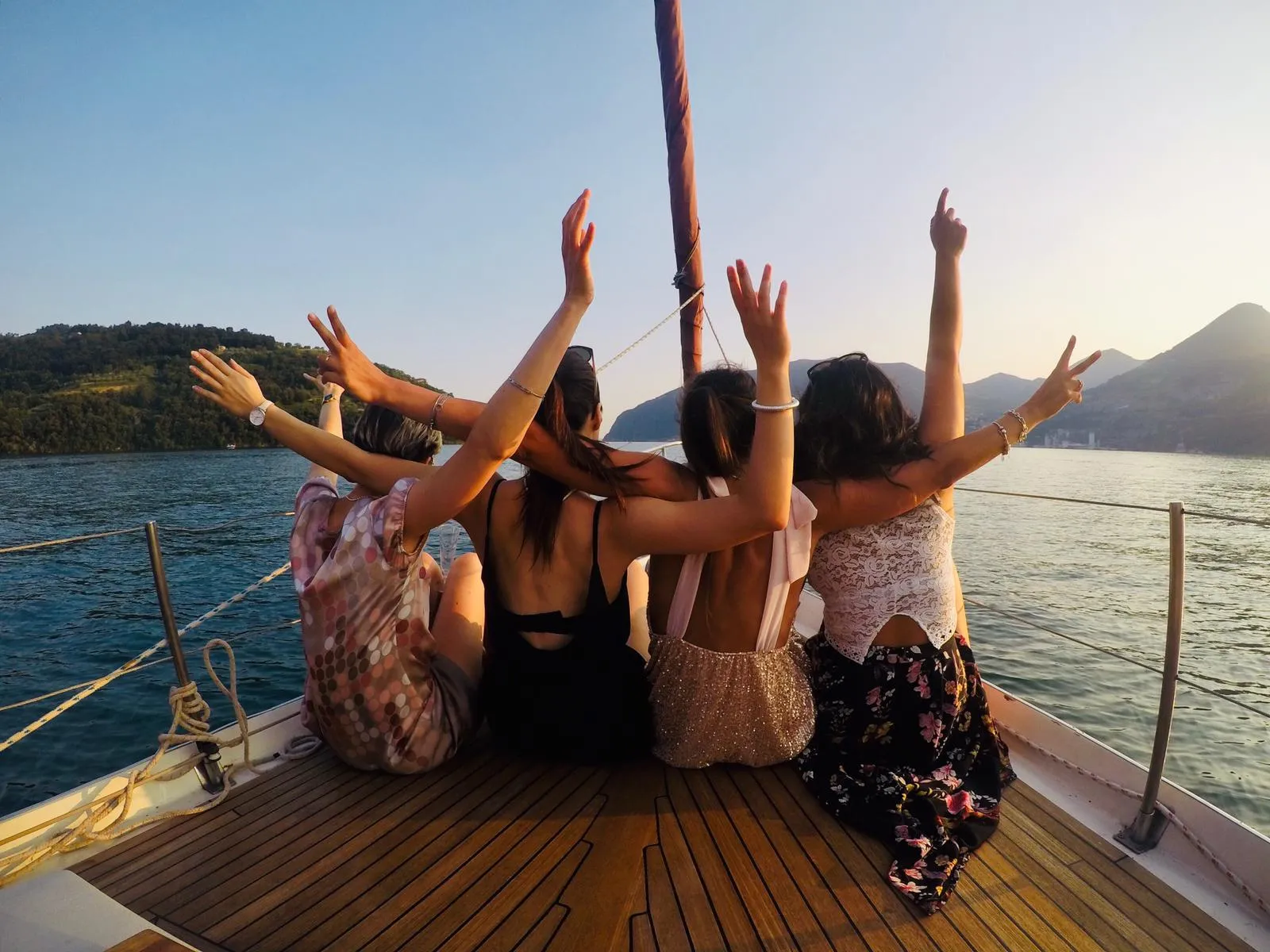 Aperitivo al tramonto in barca a vela sul Lago d'Iseo