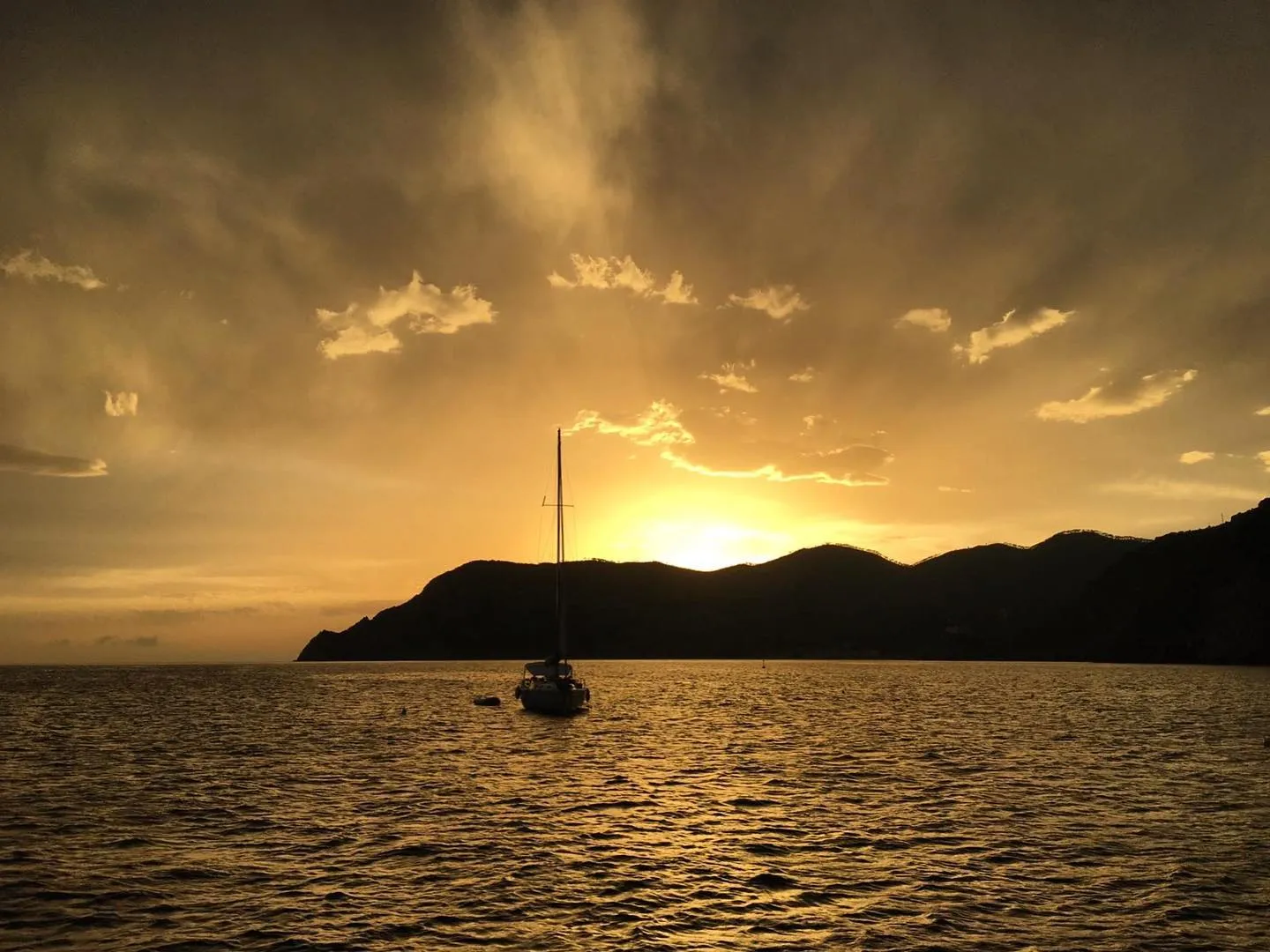 Boat tour al tramonto a Monterosso con aperitivo
