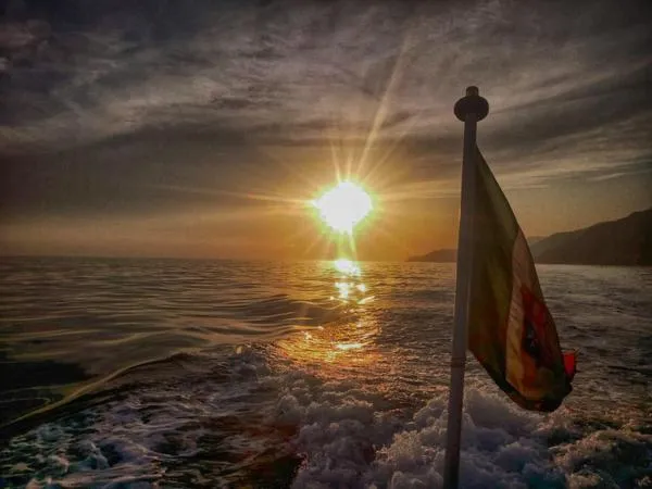 Aperitivo al tramonto in barca a Levanto