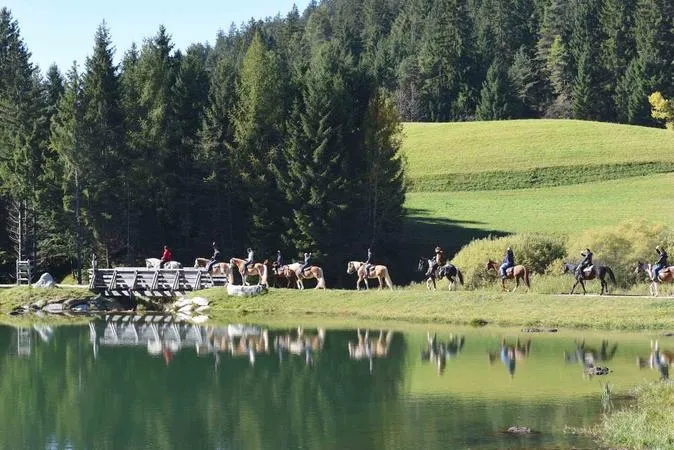 Passeggiata a cavallo sopra le Dolomiti Brenta