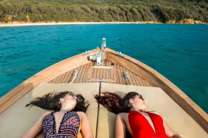 Giro in barca a Cala Violina e Punta Ala in esclusiva