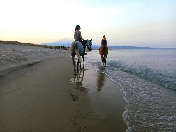 Passeggiata a cavallo in riva al mare a Catania