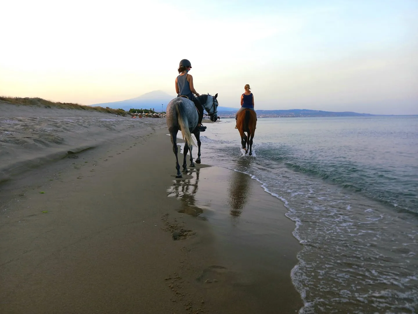 Passeggiata a cavallo in riva al mare a Catania