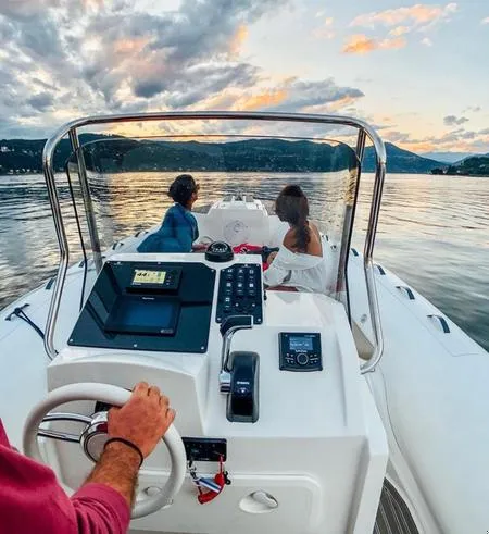 Aperitivo al tramonto in barca privata sul Lago Maggiore da Sesto Calende
