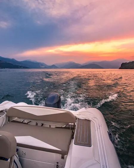 Aperitivo al tramonto in barca privata sul Lago Maggiore da Sesto Calende