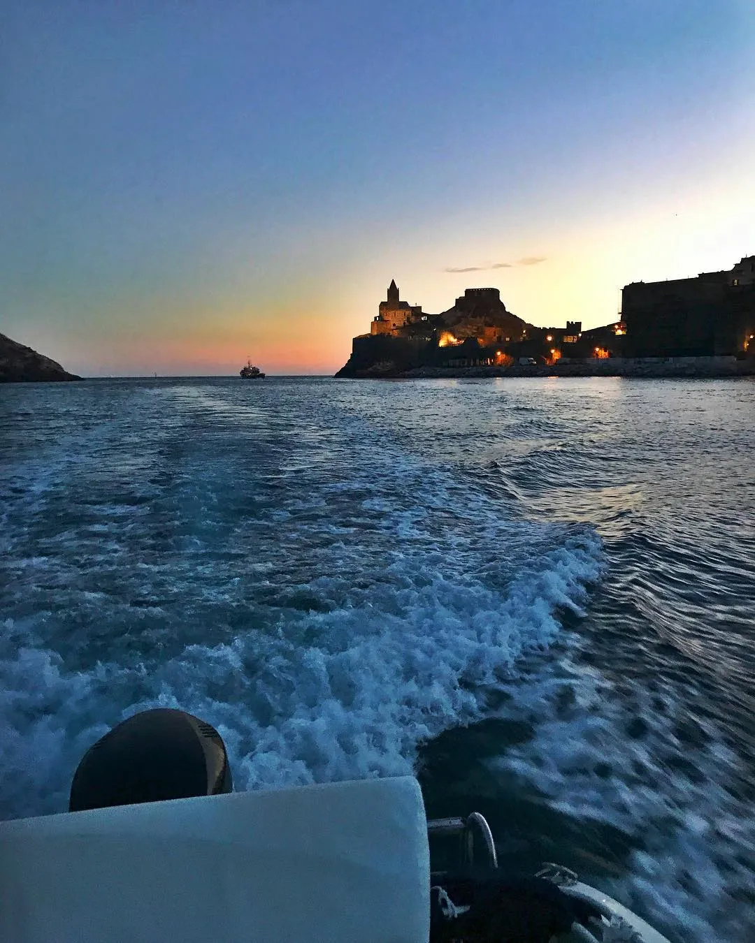 Boat tour privato al tramonto alle Cinque Terre con aperitivo