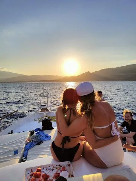 Aperitivo al tramonto in barca a Taormina