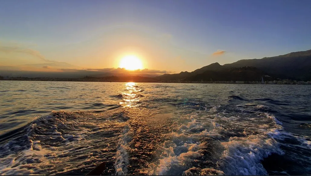 Aperitivo al tramonto in barca a Taormina