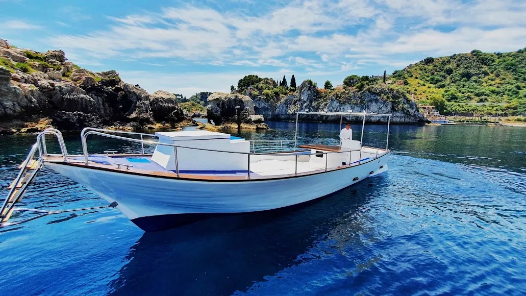 Aperitivo al tramonto in barca a Taormina
