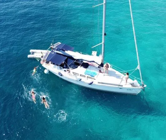 Giornata in barca a vela alla Maddalena con pranzo a bordo