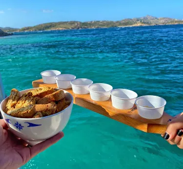 Giornata in barca a vela alla Maddalena con pranzo a bordo