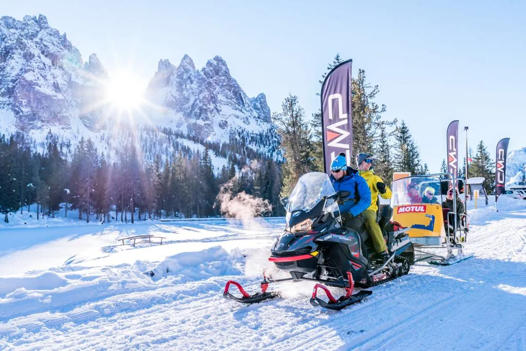 Giro in motoslitta e discesa in slittino alle Tre Cime di Lavaredo