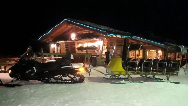 Cena in chalet con motoslitta a Lavarone