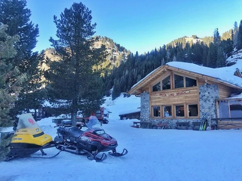 Giro in motoslitta con pranzo in Val di Fassa