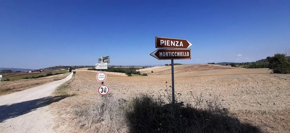 Giro in e-bike al tramonto e aperitivo in Val d'Orcia