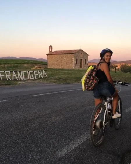 Giro in e-bike al tramonto e aperitivo in Val d'Orcia