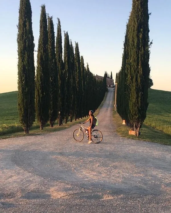Giro in e-bike al tramonto e aperitivo in Val d'Orcia