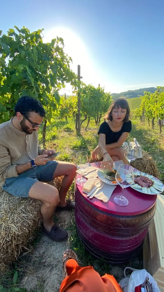 Aperitivo in vigna nel Monferrato sulle colline di Cella Monte