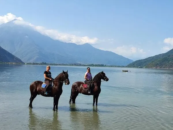 Passeggiata a cavallo in riva al Lago di Mezzola
