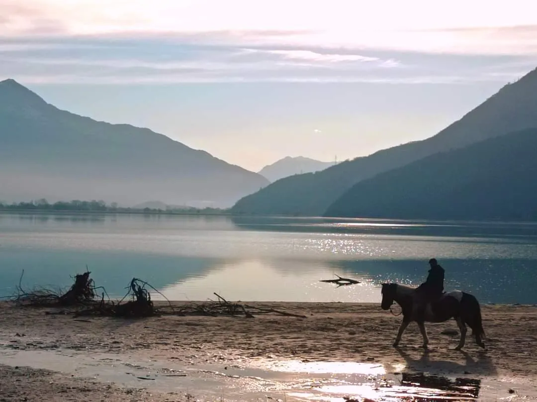 Passeggiata a cavallo in riva al Lago di Mezzola