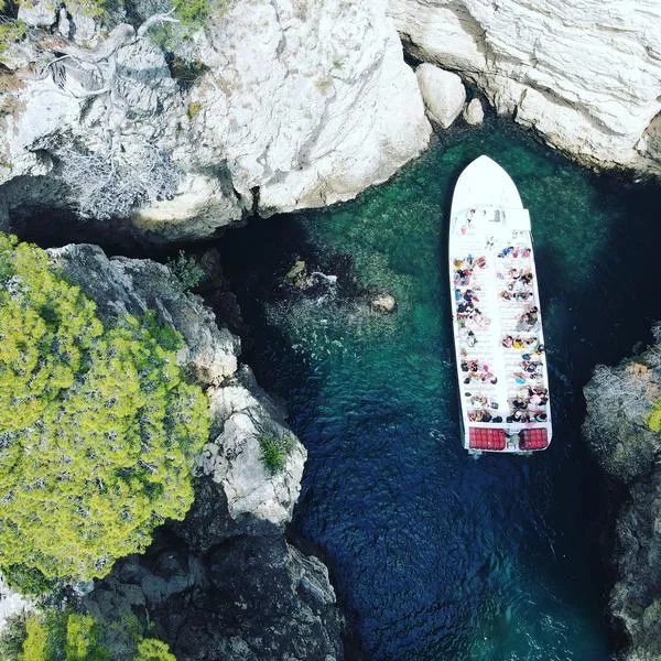 Giro in motobarca delle grotte marine di Vieste