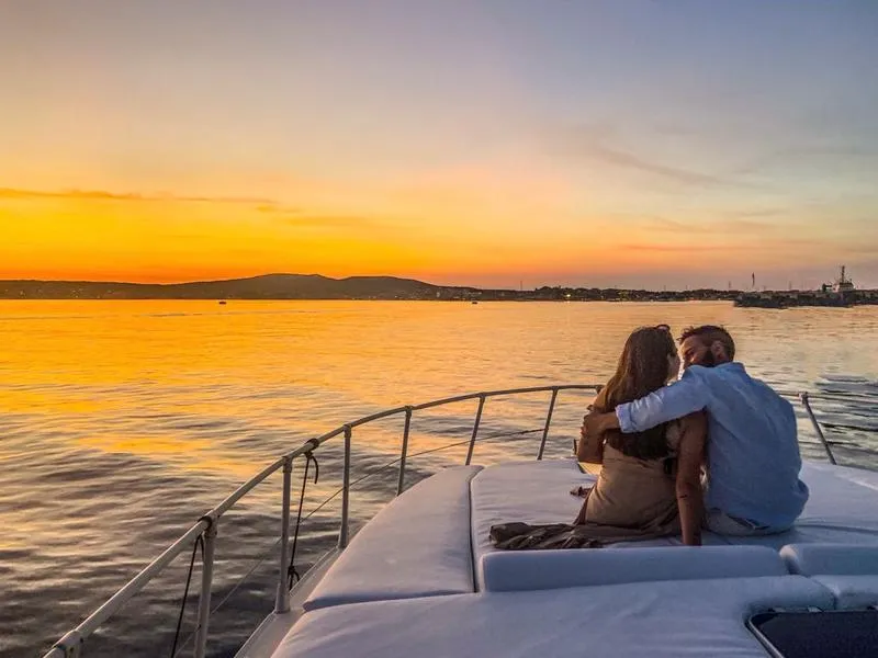 Aperitivo in barca da Golfo Aranci al tramonto