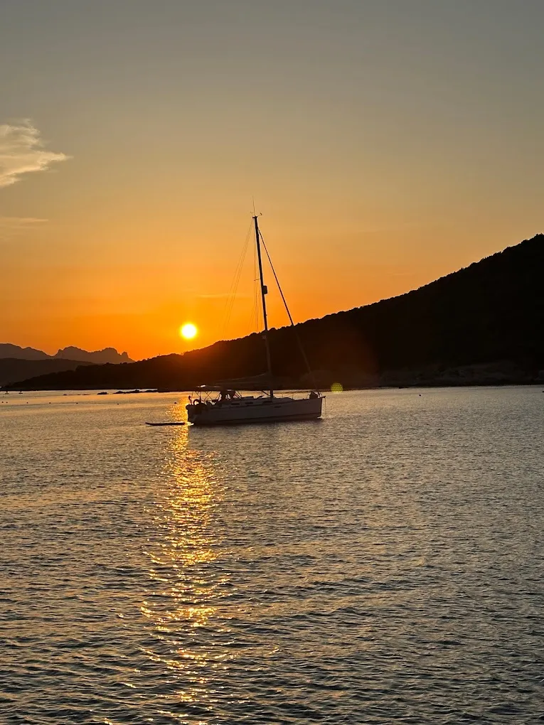 Aperitivo in barca da Golfo Aranci al tramonto