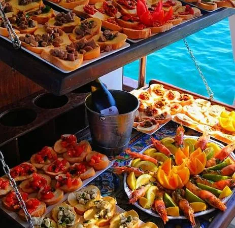 Aperitivo in barca al tramonto a Marzamemi