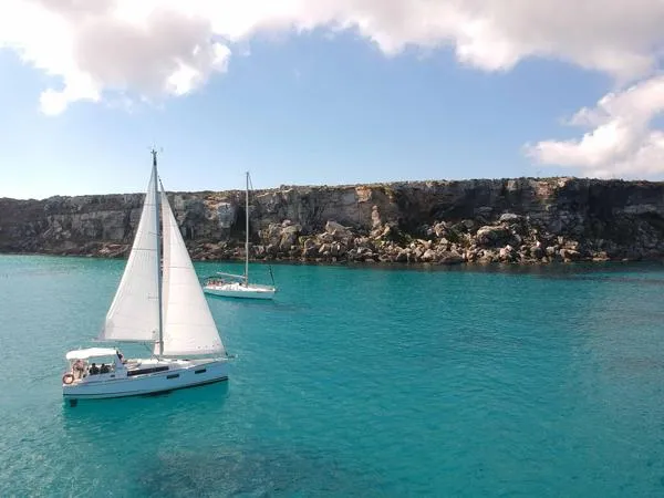 Giornata in barca a vela a Favignana con pranzo