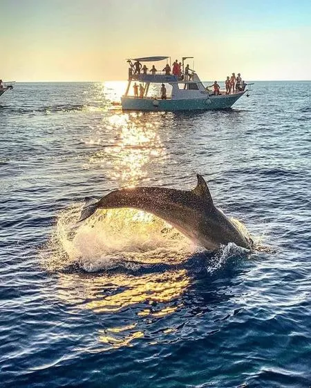 Aperitivo in barca al tramonto a Lampedusa