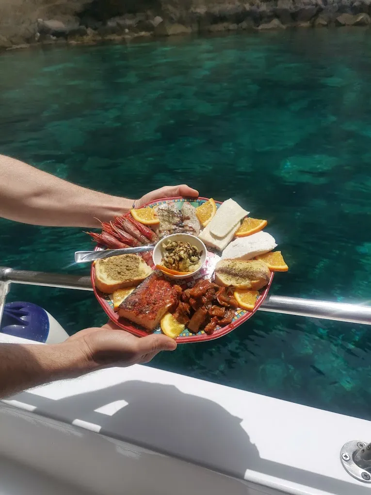 Aperitivo in barca al tramonto a Lampedusa